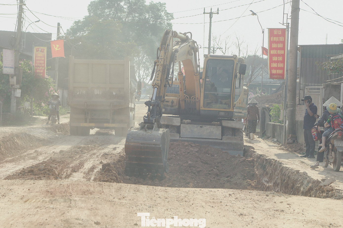 Theo ông Hải, tuyến đường này được thi công bởi 2 nhà thầu. Trong đó, phần hư hỏng chủ yếu do năng lực của một nhà thầu.