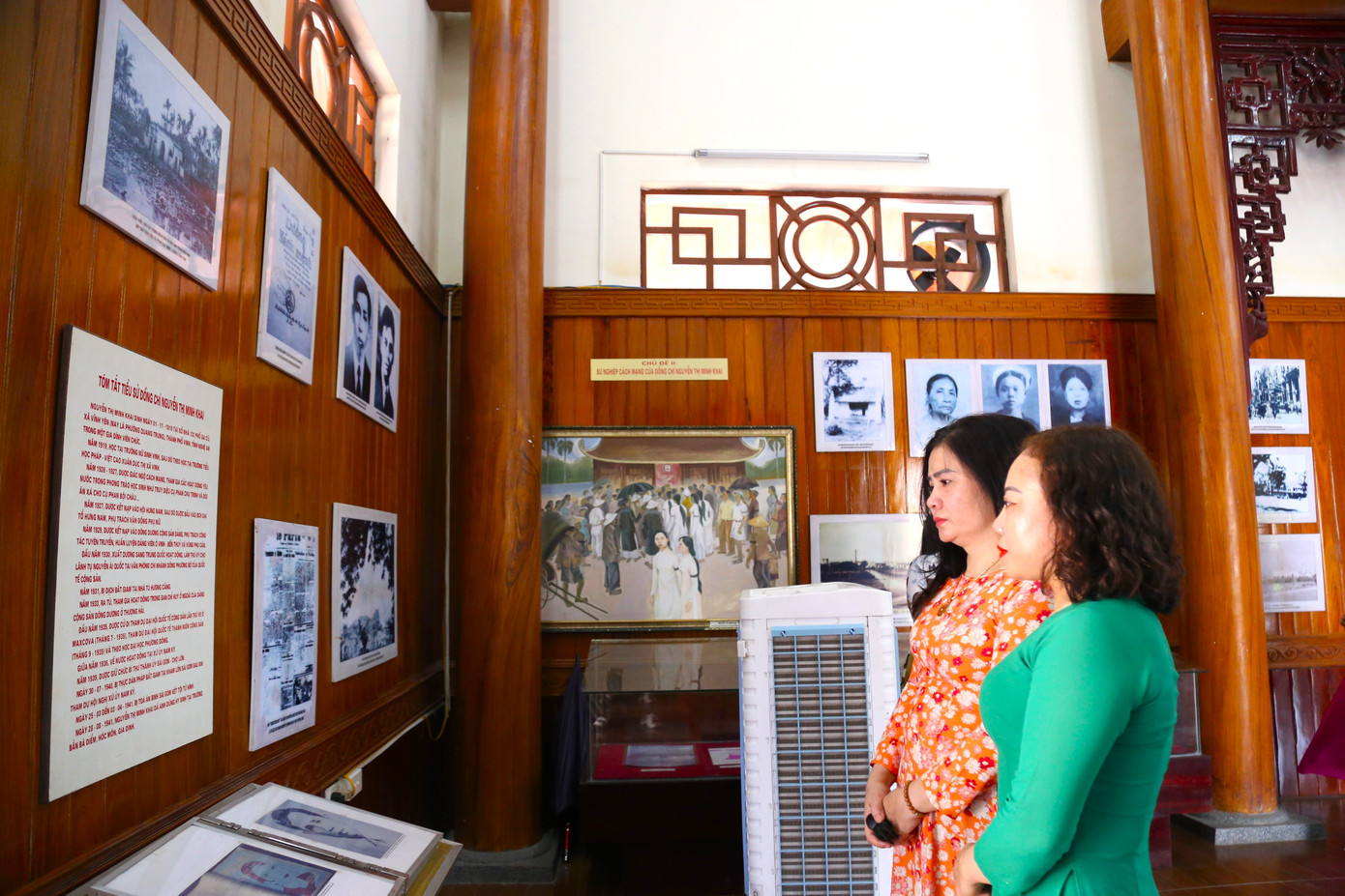 Thông qua những bức ảnh, hiện vật, tư liệu, bản đồ, bản trích, tranh vẽ minh họa sự kiện lịch sử, du khách phần nào hiểu được cuộc đời và sự nghiệp cách mạng vẻ vang của nữ trung anh kiệt Nguyễn Thị Minh Khai.