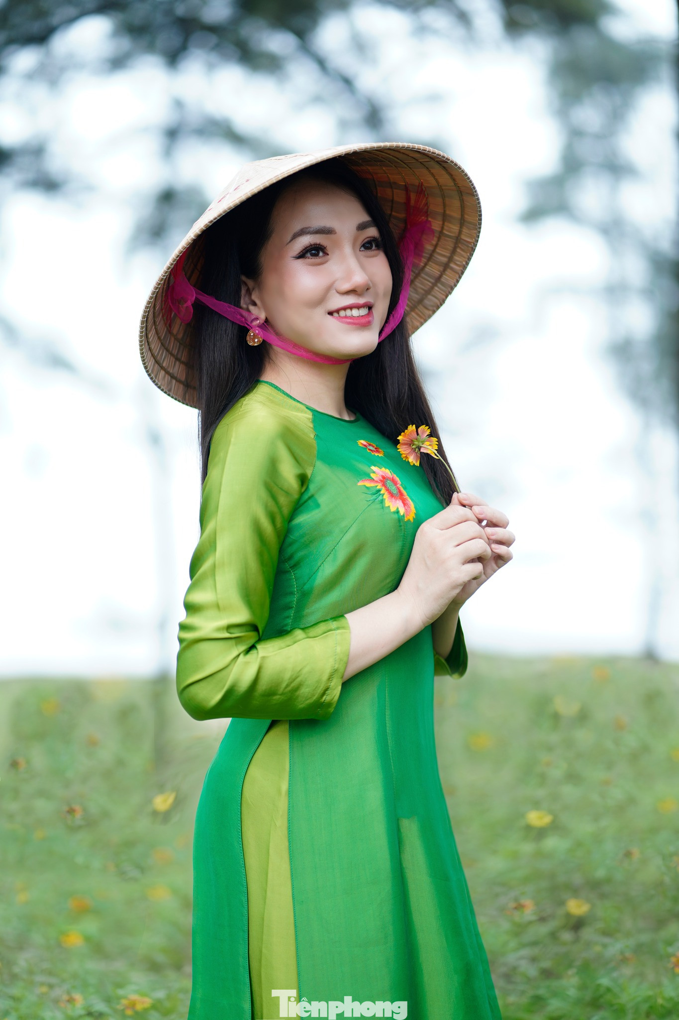 Tự hào, hãnh diện khi khoác lên mình trang phục truyền thống của dân tộc.