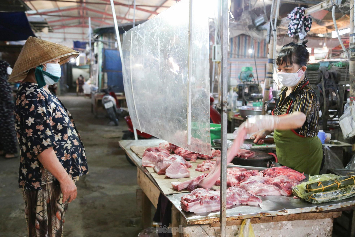 Các chợ trên địa bàn TP Vinh vắng khách trong ngày đầu mở bán trở lại