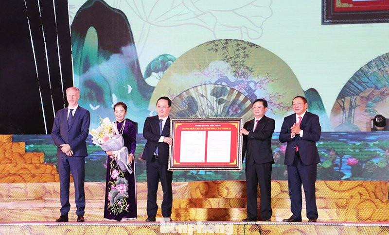 Tại buổi lễ, ông Christian Manhart – Trưởng Đại diện UNESCO tại Việt Nam đã trao Nghị quyết tôn vinh nữ sĩ Hồ Xuân Hương cho Bộ Văn hóa, Thể thao và Du lịch, đại diện lãnh đạo tỉnh Nghệ An.