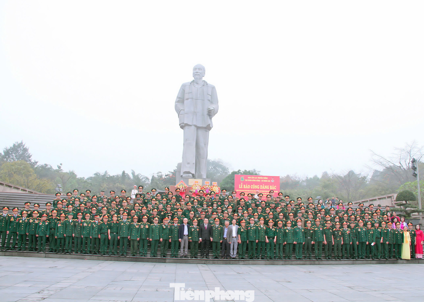 Hơn 200 cựu chiến binh Đại đoàn Đồng Bằng - Sư đoàn 320 dâng hoa báo công tại Quảng trường Hồ Chí Minh (thành phố Vinh, tỉnh Nghệ An)