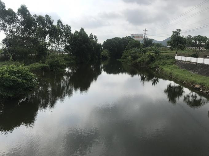 Đoạn ô nhiễm kéo dài gần 1km.