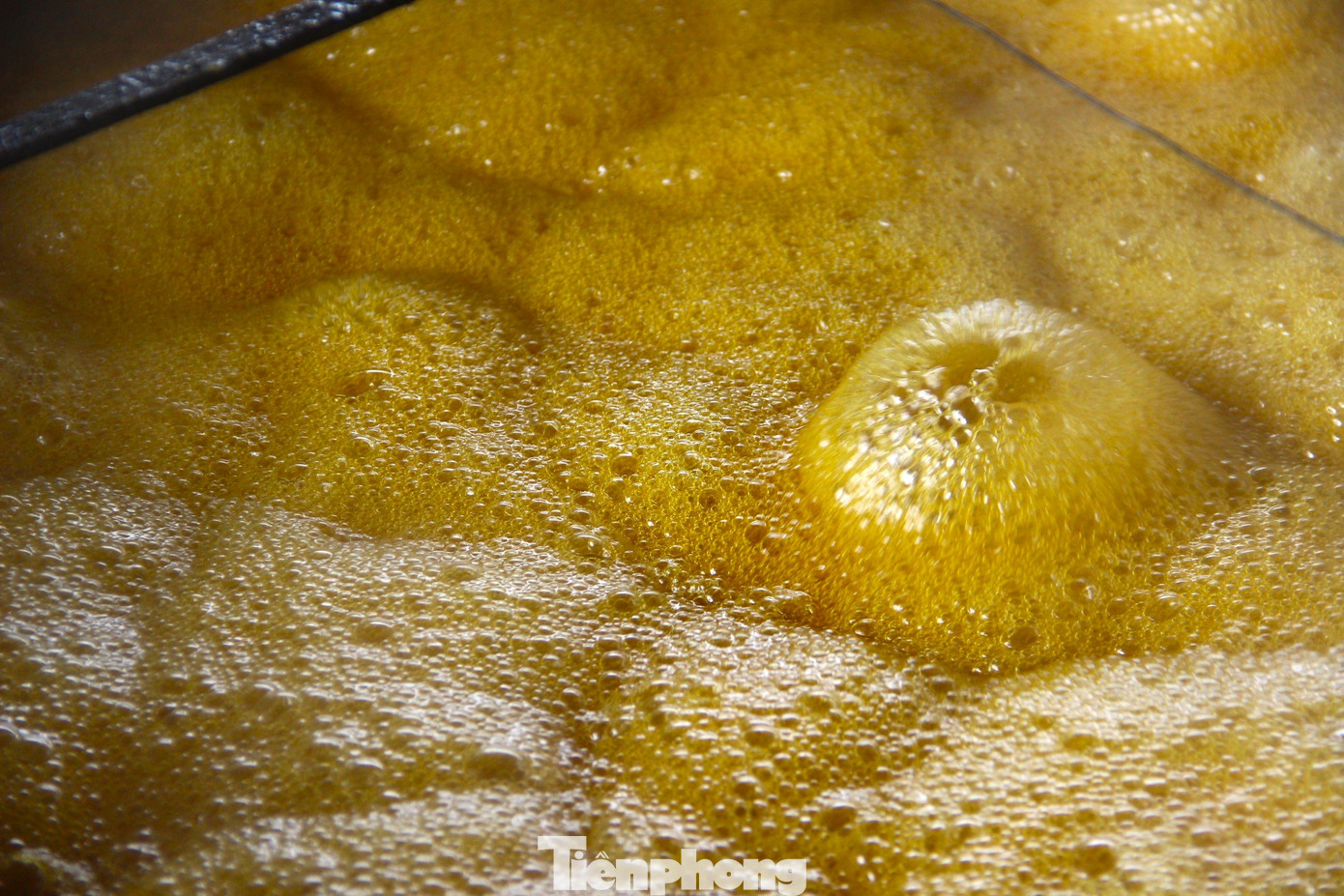 "Công đoạn keo mật là công phu, mất thời gian và phức tạp nhất. Người nấu phải đảo liên tục, đều tay, khi nước mía chuyển qua sền sệt, có màu nâu vàng, công việc nấu mật mới hoàn tất", ông Đức chia sẻ.