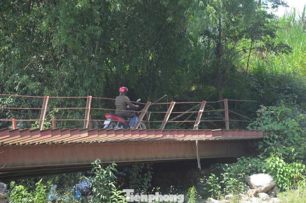 Ông Nguyễn Văn Thắng, Chủ tịch UBND xã Đồng Văn cho biết, hiện nay, có một mố cầu tạm bị nghiêng, ảnh hưởng đến việc đi lại của người dân. Chính quyền địa phương đã nhiều lần kiến nghị với đơn vị thi công sửa cầu tạm. Vừa qua, xã cũng đã có văn bản gửi UBND huyện, Ban quản lý dự án, Phòng kinh tế hạ tầng huyện đôn đốc nhà thầu thi công cầu chính và sửa cầu tạm. Tuy nhiên đến nay cầu tạm vẫn chưa được tu sửa. “Quan điểm của chính quyền địa phương mong muốn cầu chính được hoàn thiện càng sớm càng tốt để đảm bảo an toàn, phục vụ người dân và phương tiện lưu thông, đi lại”, ông Thắng nói.