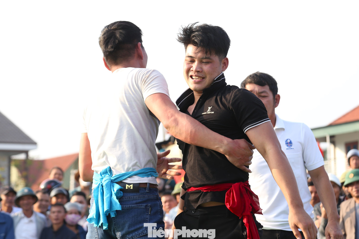 Từ hội thi này, xã Nam Thanh sẽ chọn ra các vận động viên tham gia tranh tài tại giải đấu vật trong khuôn khổ Lễ hội Vua Mai (huyện Nam Đàn) được tổ chức vào dịp Rằm tháng Giêng sắp tới. Trong ảnh, cái ôm nghĩa tình của các đô vật sau trận tranh đấu.