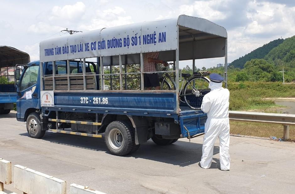 Sở GTVT Nghệ An bố trí xe hỗ trợ chở ông Lâm ra Thanh Hóa. Đồng thời, thông báo cho lực lượng chức năng Thanh Hóa để nhờ hỗ trợ tiếp.
