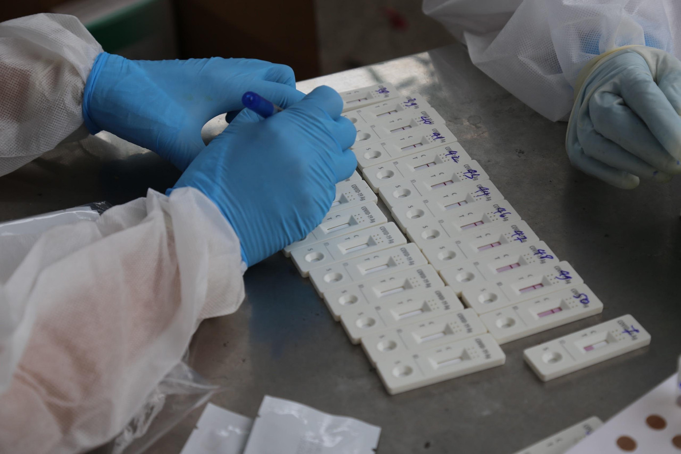 Toàn bộ công dân từ miền Nam trở về qua chốt cầu Bến Thuỷ phải thực hiện khai báo y tế, đo thân nhiệt và bắt buộc phải test nhanh COVID-19.