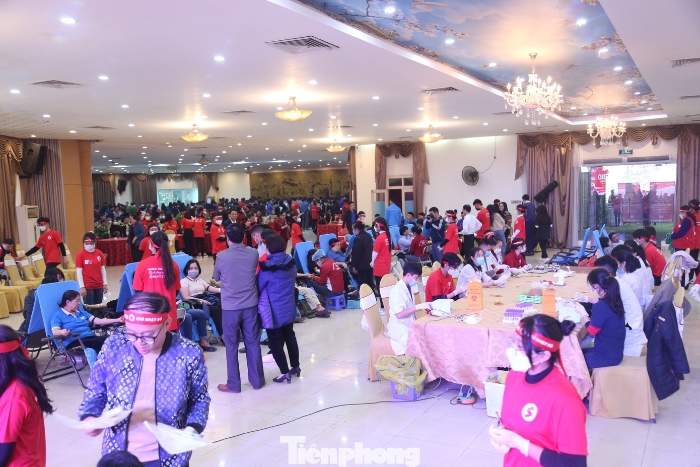 Từ 7 giờ sáng, rất đông người dân ở thành phố Vinh, Đoàn khối các cơ quan tỉnh, Công đoàn viên chức, Trung tâm Huyết học truyền máu Nghệ An đã có mặt tại địa điểm diễn ra ngày hội hiến máu tình nguyện Chủ nhật Đỏ năm 2023.