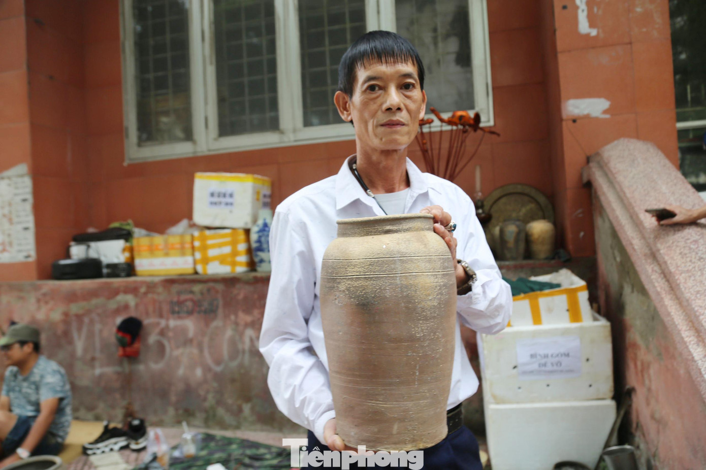 Ông Trần Thái Bình (SN 1973, phường Vinh Tân, TP Vinh), người đồng sáng lập ra chợ đồ cổ này cho biết, những chiếc chum bằng sành hay đồng có niên đại hàng trăm đến hàng nghìn năm tuổi.