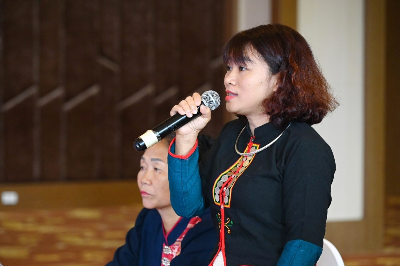 Các đại biểu trao đổi về công tác bảo tồn, phát huy giá trị văn hóa truyền thống của các dân tộc thiểu số, gắn với phát triển du lịch, dịch vụ. Các đại biểu trao đổi về công tác bảo tồn, phát huy giá trị văn hóa truyền thống của các dân tộc thiểu số, gắn với phát triển du lịch, dịch vụ.