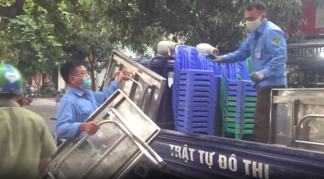 Cơ quan chức năng tịch thu bàn ghế