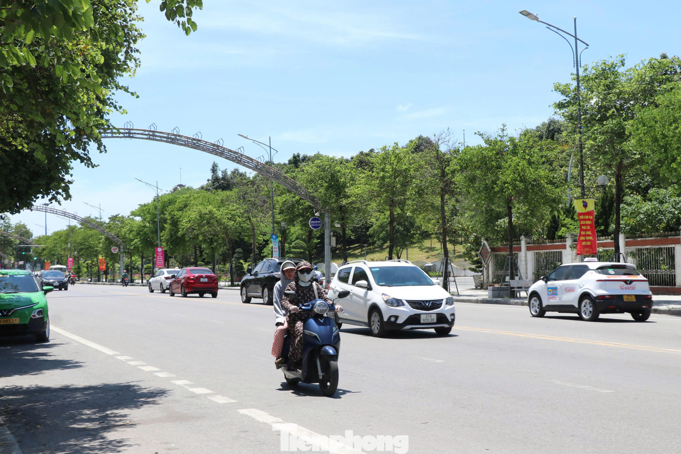 Hồ Tùng Mậu là tuyến phố được quy hoạch phố đêm của thành phố Vinh. Một bên là khuôn viên trụ sở Nhà văn hóa lao động tỉnh Nghệ An, Quảng trường Hồ Chí Minh, bên còn lại là nơi tập trung các cơ sở kinh doanh.