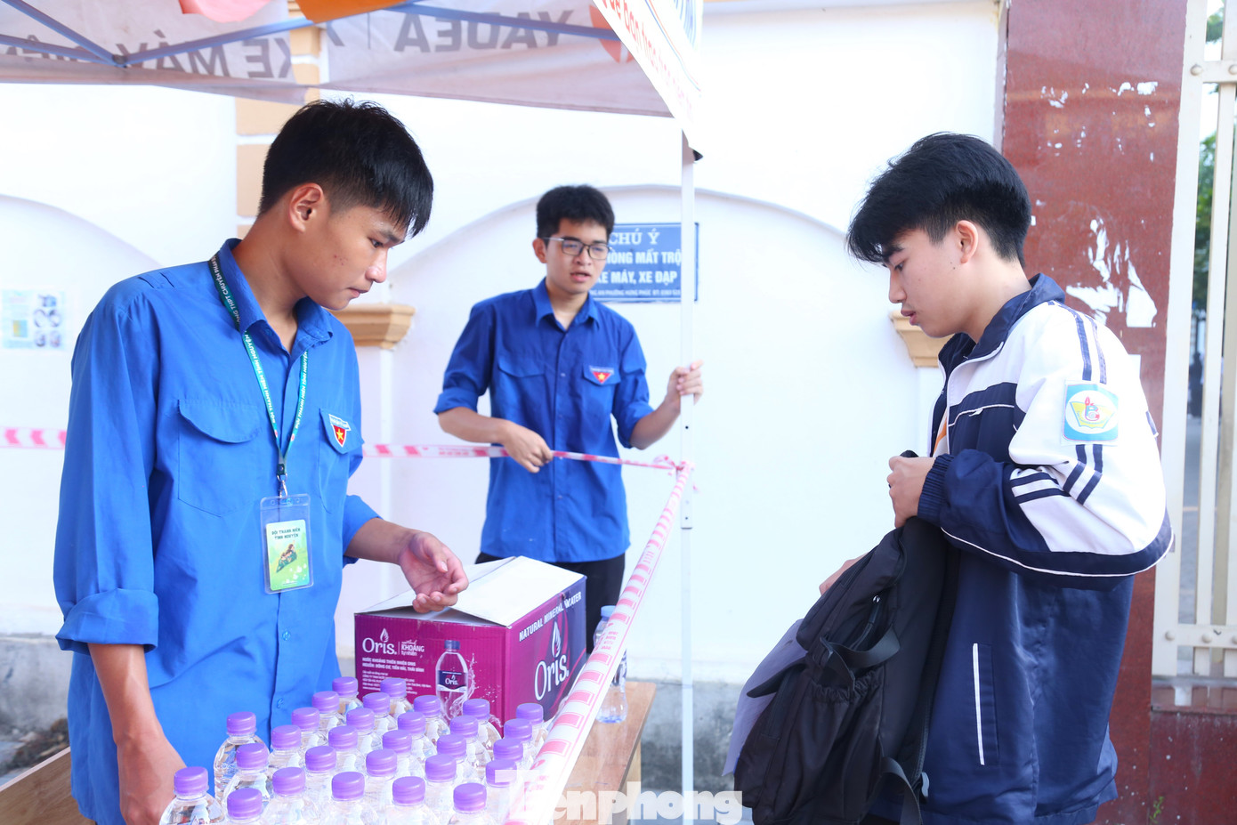 Đoàn viên thanh niên, lực lượng Công an Nghệ An hỗ trợ thí sinh gửi cặp sách, phát nước uống cho các em.