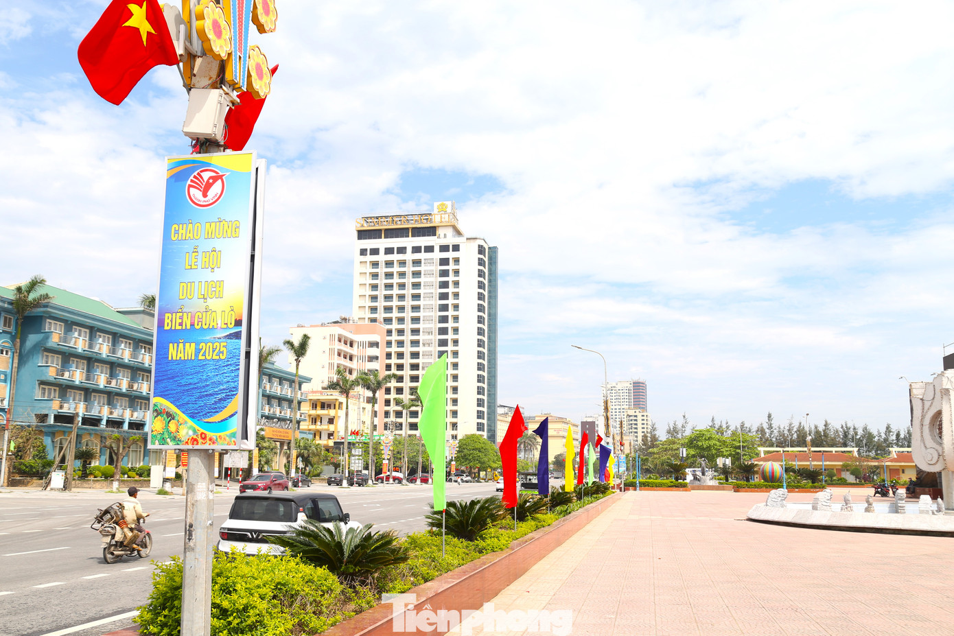 Dọc các tuyến đường, những băng rôn, bảng biển với nội dung hướng về mùa du lịch biển Cửa Lò đã được căng lên, chào đón ngày hội lớn sẽ chính thức được khai mạc trong tối 19/4. Dọc các tuyến đường, những băng rôn, bảng biển với nội dung hướng về mùa du lịch biển Cửa Lò đã được căng lên, chào đón ngày hội lớn sẽ chính thức được khai mạc trong tối 19/4.