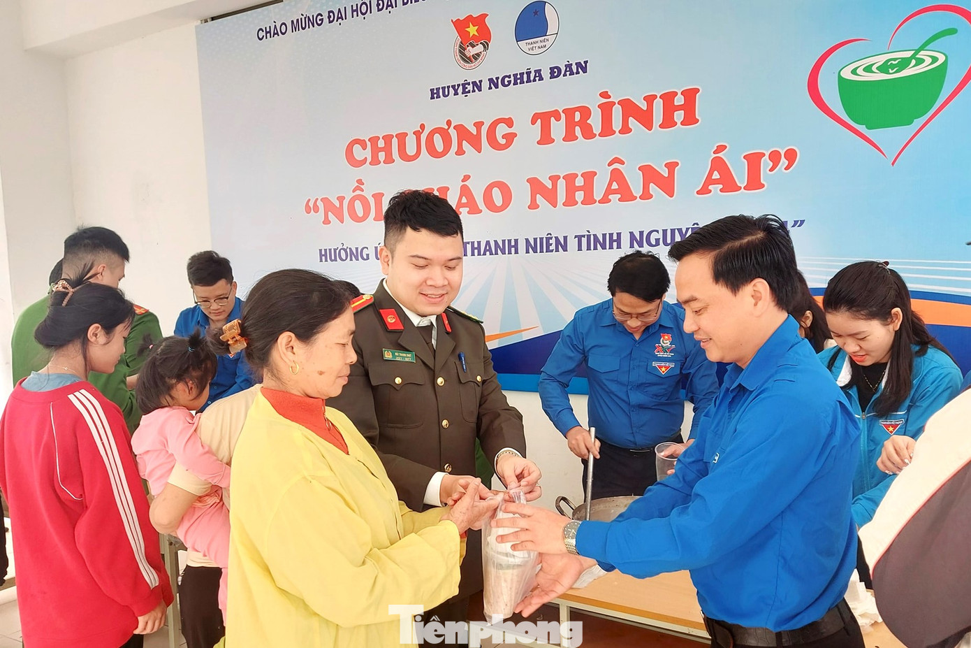 Trao tận tay những suất cháo yêu thương động viên bệnh nhân khó khăn.