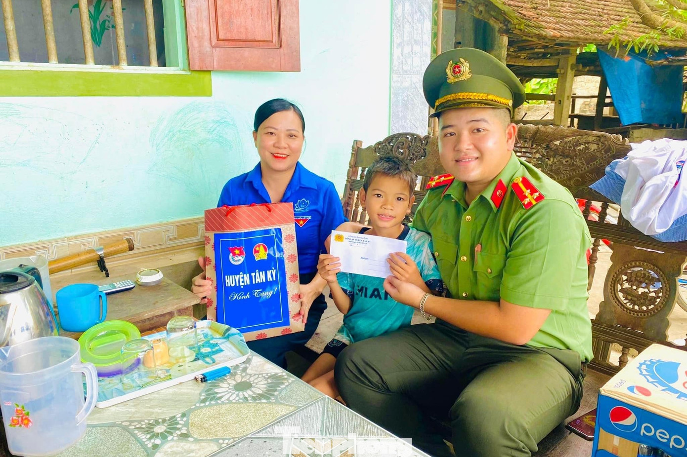 Thăm, tặng quà cho các em nhỏ có hoàn cảnh khó khăn trên địa bàn