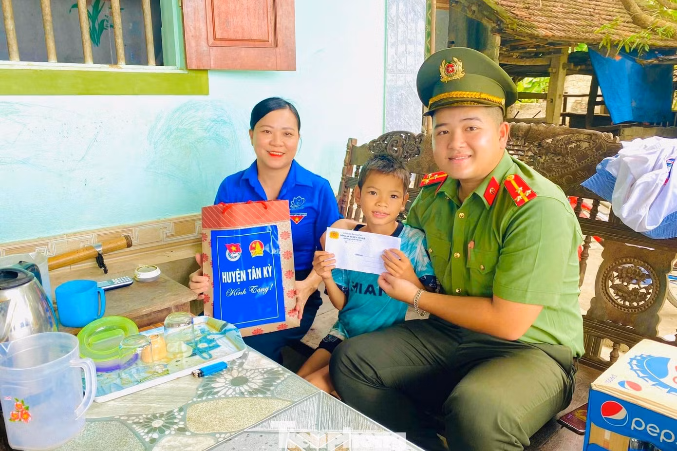 Thăm, tặng quà cho các em nhỏ có hoàn cảnh khó khăn trên địa bàn