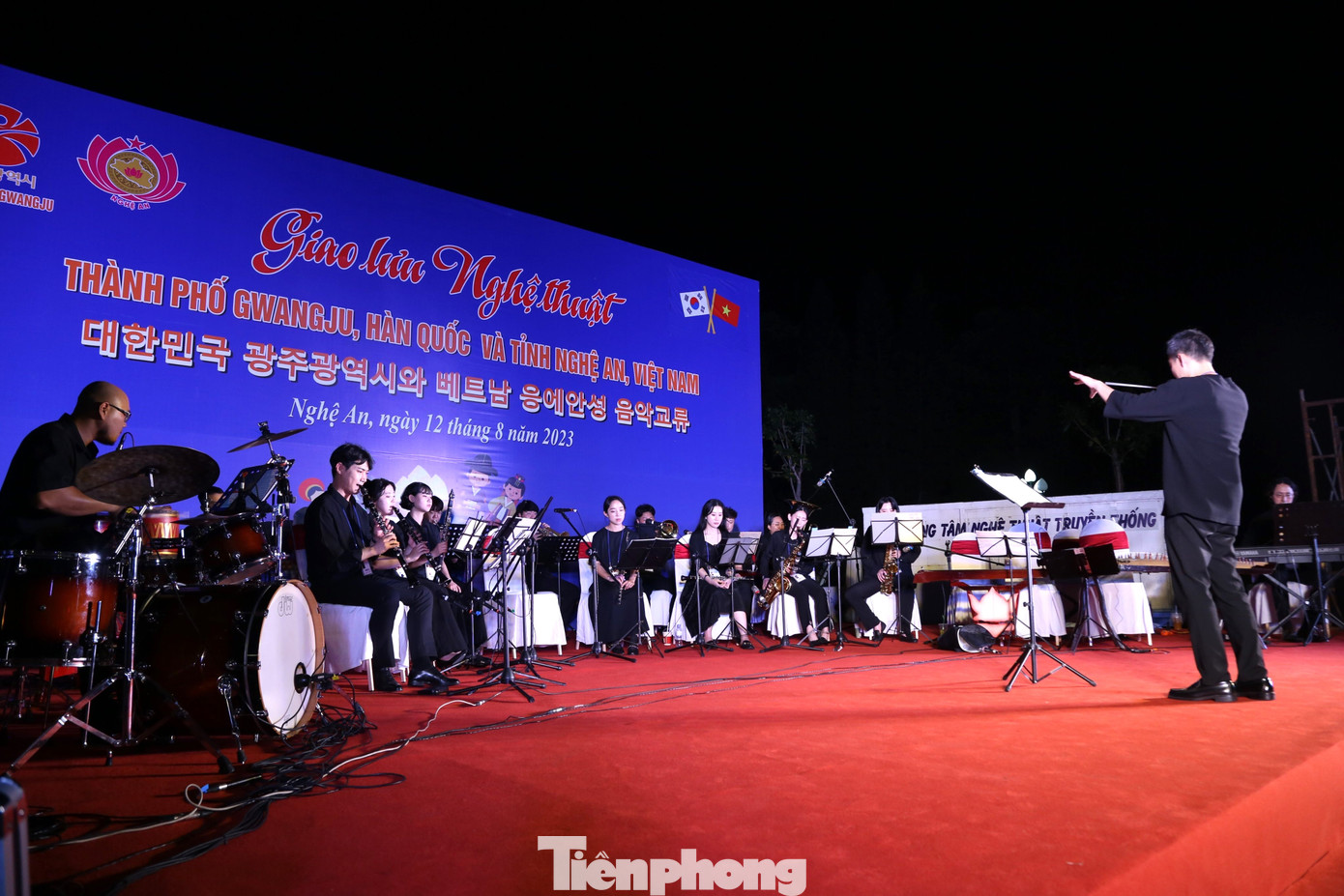 Nhạc trưởng Chang Huyn Yong cùng các nhạc công đến từ Viện biểu diễn Nghệ thuật Châu Á, thành phố Gwangju trình diễn các tác phẩm hòa tấu đặc sắc.