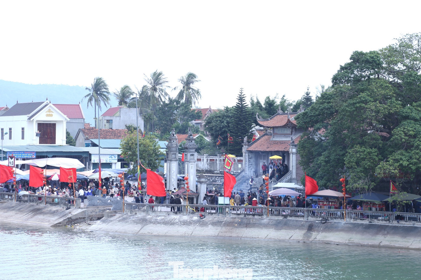 Tọa lạc bên dòng Mai Giang thơ mộng, đền Cờn thuộc làng Phương Cần, phường Quỳnh Phương (thị xã Hoàng Mai, Nghệ An). Đền thờ Tứ vị Thánh nương linh hiển - người đã phù trợ nhà vua đánh thắng giặc ngoại bang nên được nhà vua ban cấp tiền bạc để xây dựng nên ngôi đền bề thế, uy nghiêm. Tọa lạc bên dòng Mai Giang thơ mộng, đền Cờn thuộc làng Phương Cần, phường Quỳnh Phương (thị xã Hoàng Mai, Nghệ An). Đền thờ Tứ vị Thánh nương linh hiển - người đã phù trợ nhà vua đánh thắng giặc ngoại bang nên được nhà vua ban cấp tiền bạc để xây dựng nên ngôi đền bề thế, uy nghiêm.