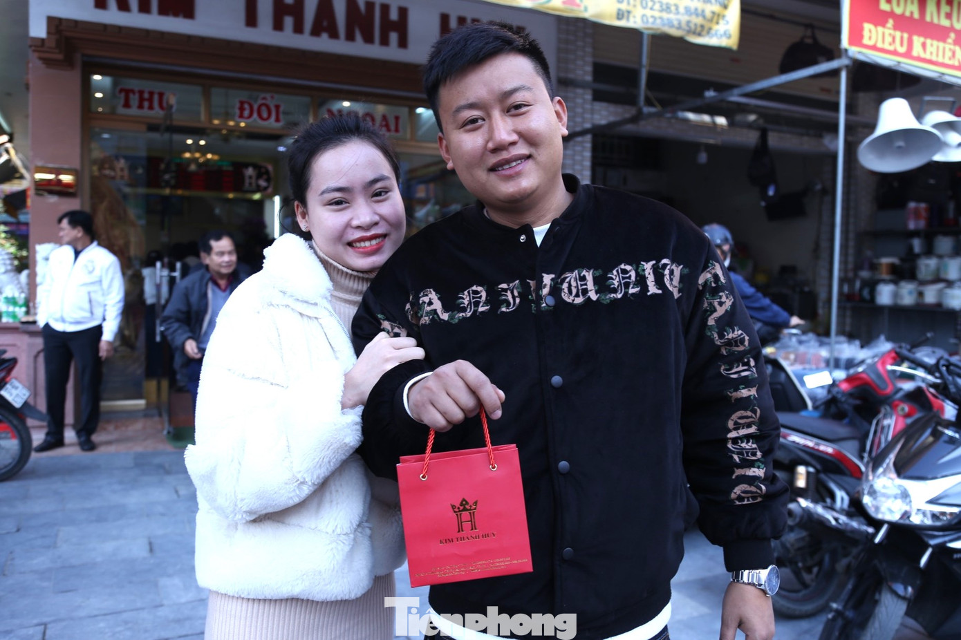 Theo dân gian, ngày 10 tháng Giêng hàng năm là ngày vía Thần tài. Vào ngày này, người dân thường mua vàng để cầu một năm làm ăn thuận lợi, may mắn. Theo dân gian, ngày 10 tháng Giêng hàng năm là ngày vía Thần tài. Vào ngày này, người dân thường mua vàng để cầu một năm làm ăn thuận lợi, may mắn.