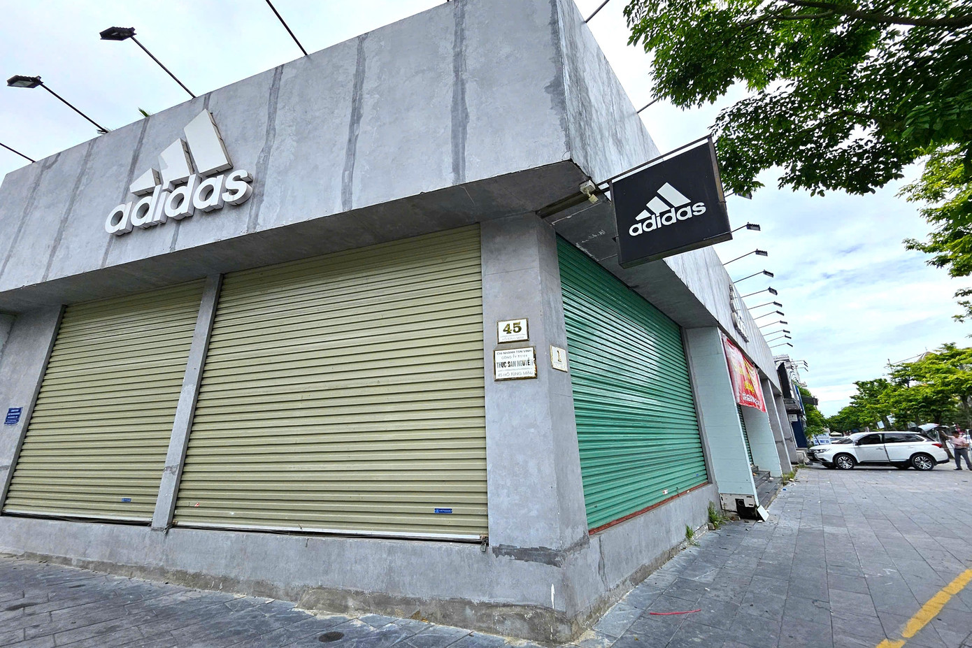 Mặt bằng "2 mặt tiền" ở phố Nguyễn Văn Cừ đóng cửa nhiều tháng nay.