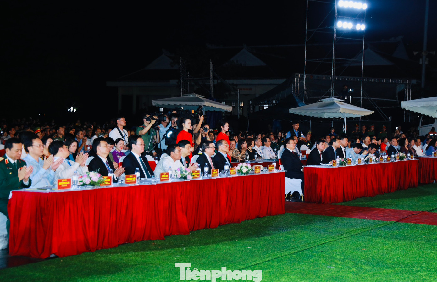 Các đồng chí lãnh đạo, nguyên lãnh đạo Đảng, Nhà nước tham dự chương trình Các đồng chí lãnh đạo, nguyên lãnh đạo Đảng, Nhà nước tham dự chương trình