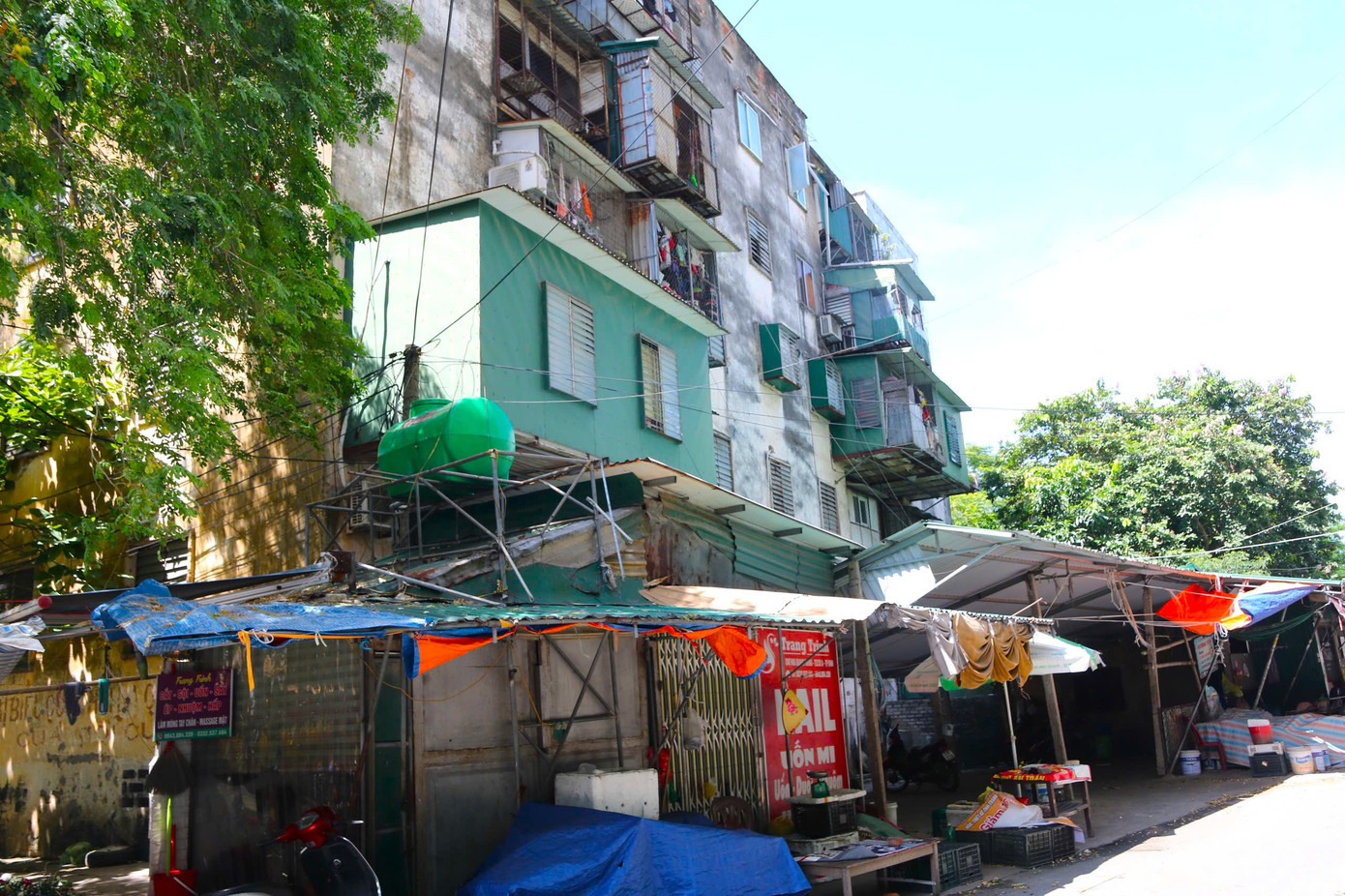 Tại phường Thành Vinh, tỉnh Nghệ An hiện vẫn còn nhiều dãy chung cư xây từ hàng chục năm trước, nay đã xuống cấp nghiêm trọng, nguy cơ cháy nổ cao. Phường thường xuyên phối hợp với các ngành liên quan, tuyên truyền và vận động người dân phá bỏ “chuồng cọp”, mở lối thoát nạn. Đồng thời, tổ chức hướng dẫn kỹ năng thoát nạn và sử dụng phương tiện phòng cháy chữa cháy cho người dân.