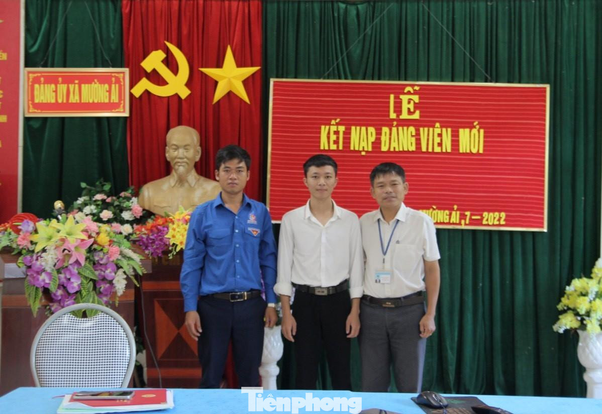 Lễ kết nạp Đảng tại Mường Ải