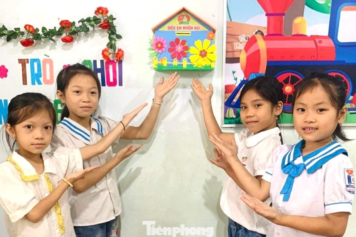 Hàng tuần, trực tiếp Ban giám hiệu và giáo viên – Tổng phụ trách Đội sẽ mở hộp thư, đọc thư và giải quyết mọi ý kiến của các em. Với những lá thư thầm kín sẽ được chia sẻ, giải quyết riêng giữa ban giám hiệu, giáo viên - Tổng phụ trách Đội và học sinh.