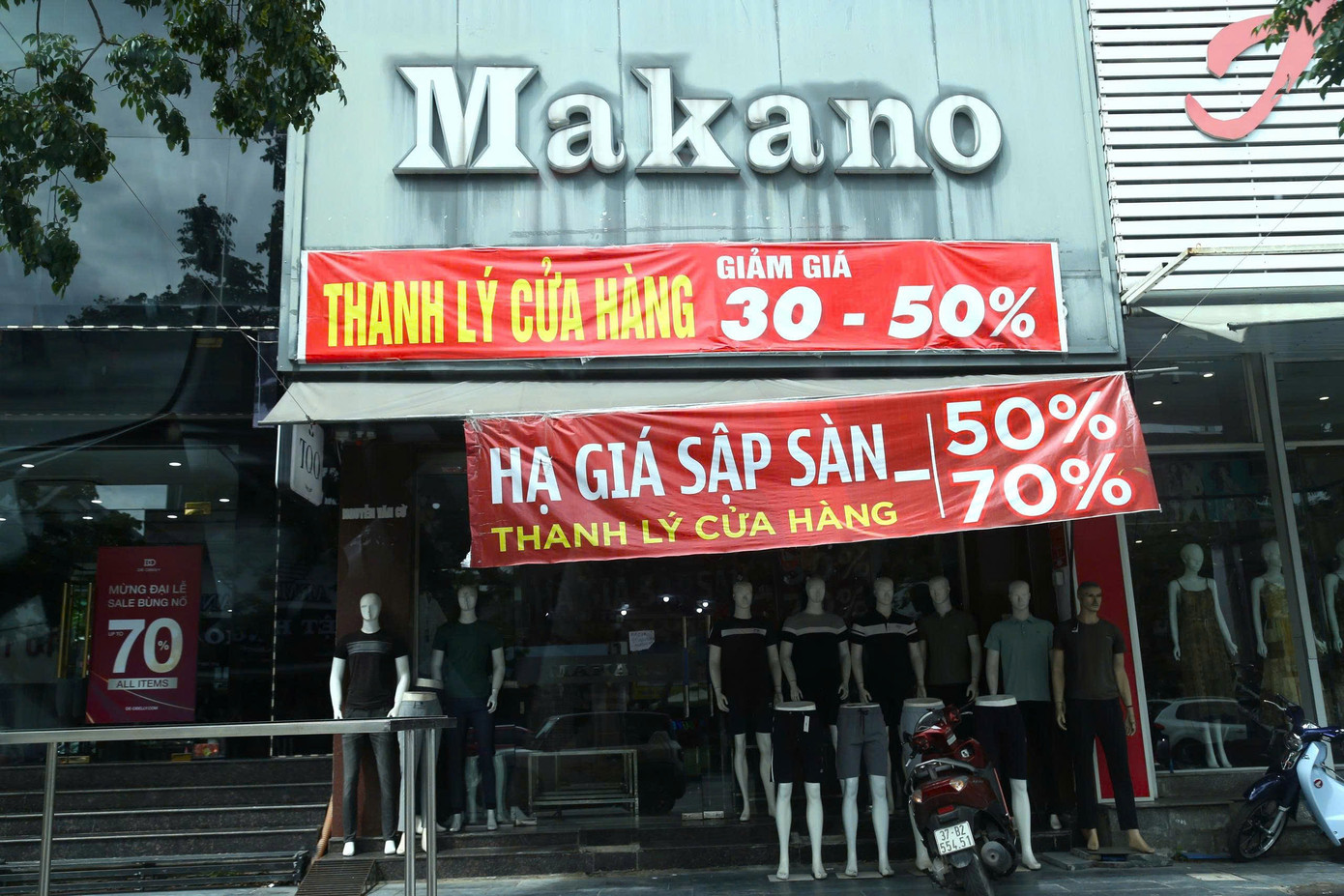 Để thu hút khách, giảm thua lỗ, các cửa hàng hiện nay đang đồng loạt xả hàng, giảm giá, thậm chí giảm từ 50 - 70% cho các sản phẩm.