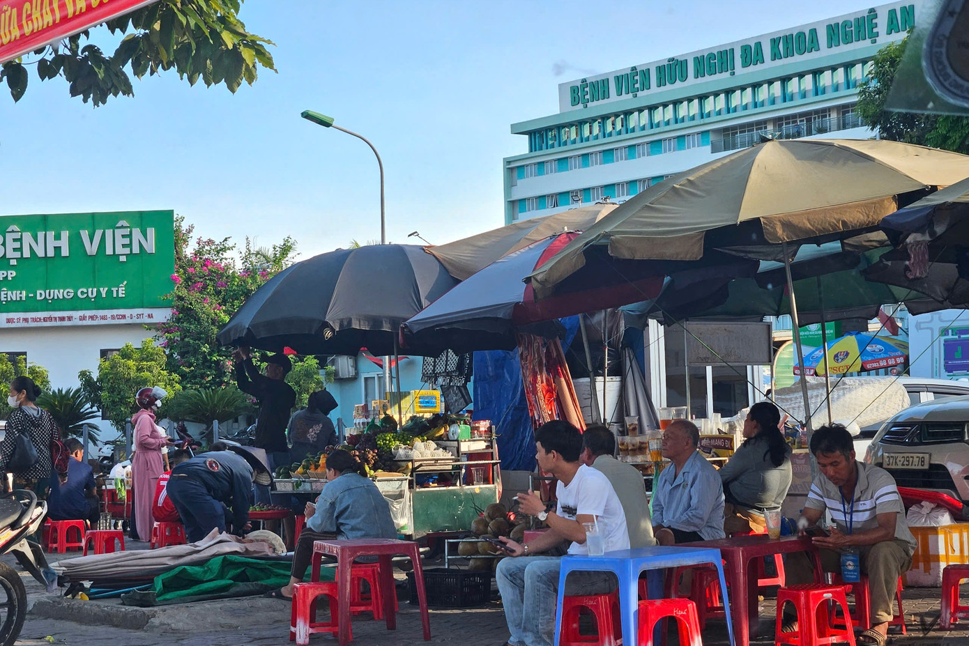 Bệnh viện Hữu nghị đa khoa Nghệ An là bệnh viện tuyến cuối, lớn nhất của tỉnh Nghệ An, mỗi ngày có hàng nghìn lượt bệnh nhân đến khám và điều trị. Mặc dù, cơ quan chức năng đã nhiều lần nhắc nhở, xử lý vi phạm, nhưng tình trạng người dân bán hàng rong trước cổng bệnh viện vẫn cố tình vi phạm gây mất trật tự an toàn giao thông và mất mỹ quan đô thị.