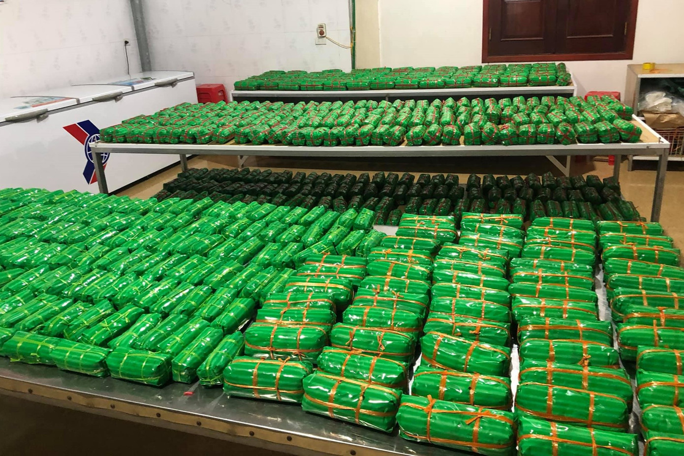 Vào mùa du lịch hè và dịp Tết, xưởng cung cấp ra thị trường khoảng 1-2 tấn giò. Vào mùa du lịch hè và dịp Tết, xưởng cung cấp ra thị trường khoảng 1-2 tấn giò.