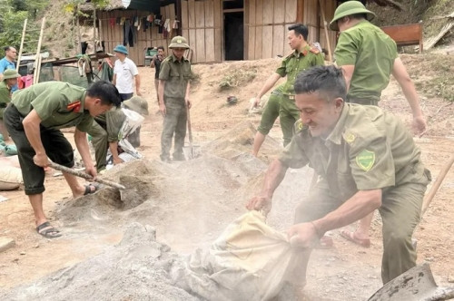 Lực lượng công an dùng thuyền đưa vật liệu vào nơi xây dựng, hỗ trợ làm móng nhà...