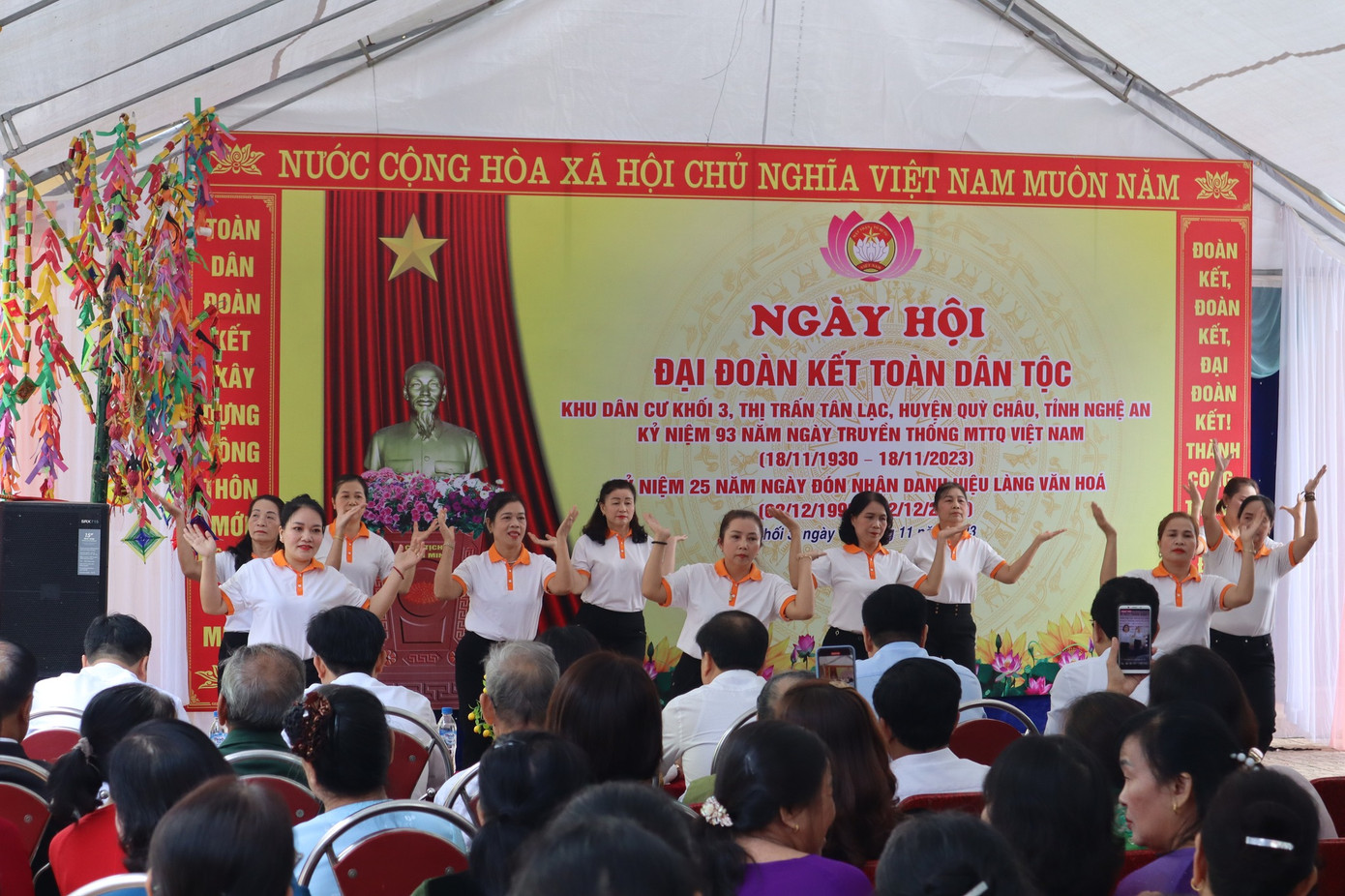 Ngày hội đại đoàn kết toàn dân tộc ở khối 3, thị trấn Tân Lạc, huyện Quỳ Châu, Nghệ An.