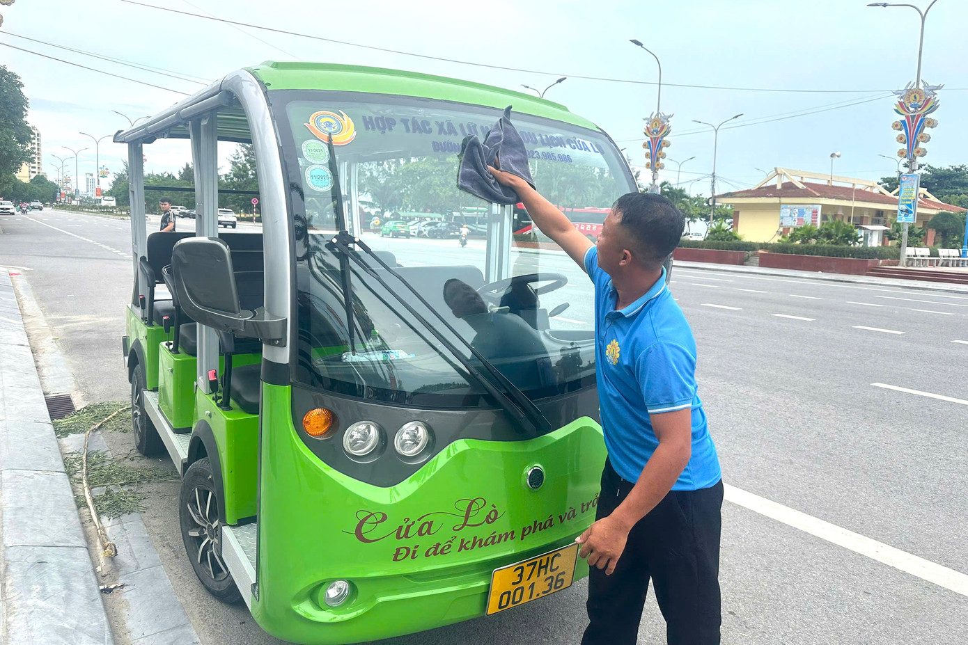 Các chủ xe điện chia sẻ, hoạt động du lịch ở Cửa Lò chỉ 3 - 4 tháng, năm nay khách ít nên gặp nhiều khó khăn. Các chủ xe điện chia sẻ, hoạt động du lịch ở Cửa Lò chỉ 3 - 4 tháng, năm nay khách ít nên gặp nhiều khó khăn.