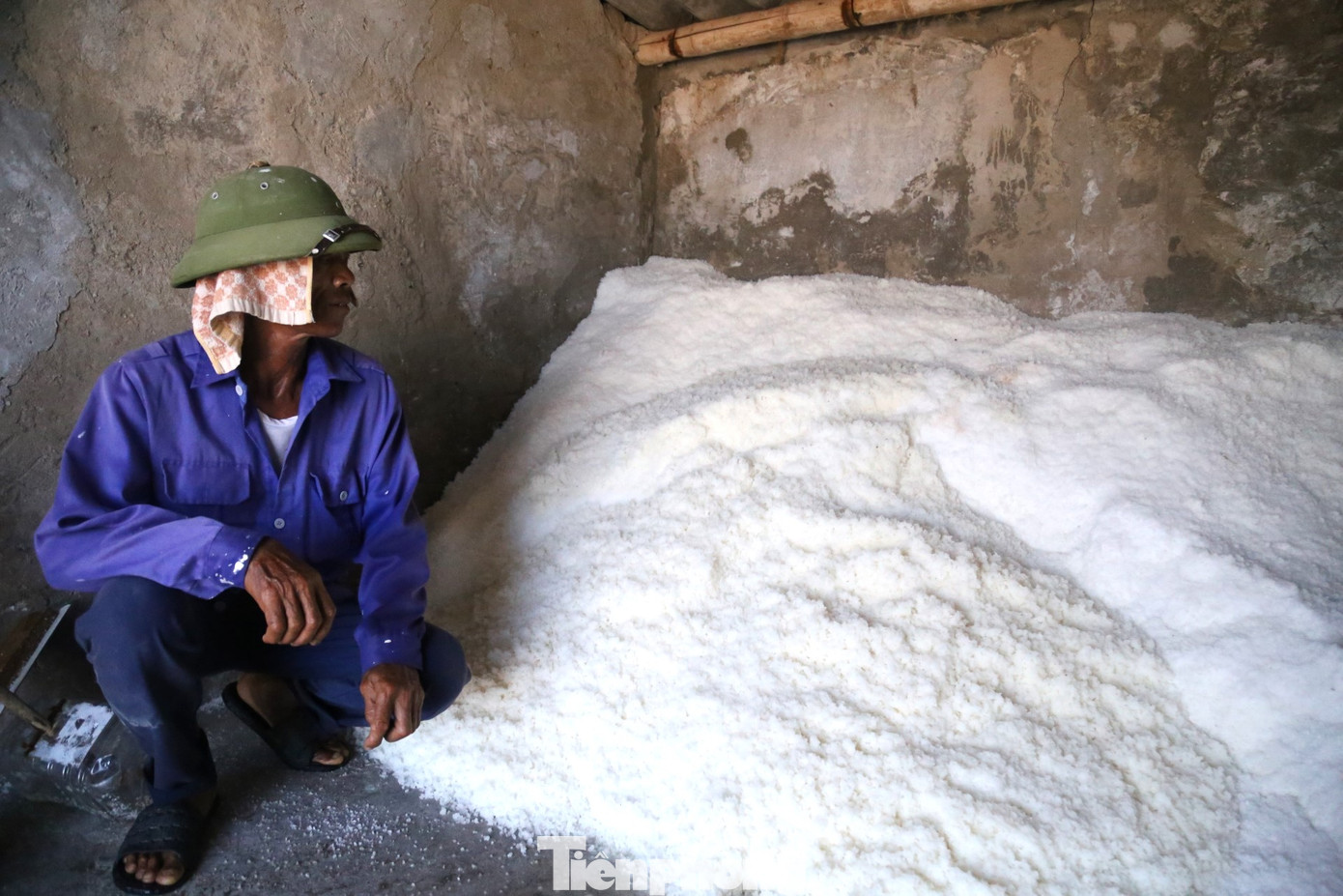 Để nâng cao hiệu quả trong sản xuất muối, UBND tỉnh Nghệ An đã có nhiều chính sách hỗ trợ diêm dân như cải tiến chắt lọc, hỗ trợ bạt ni lông để thay đổi phương thức từ sản xuất muối phơi cát truyền thống sang sản xuất muối phơi bạt... Mặc dù đã có nhiều chính sách hỗ trợ từ sản xuất, chế biến nhưng nghề sản xuất muối truyền thống đang đứng trước nguy cơ mất dần lao động.