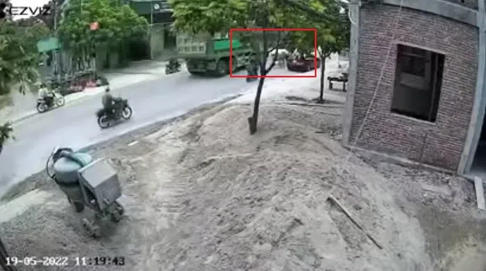 Ô tô mở cửa bất cẩn khiến người phụ nữ văng ra đường bị xe tải cán tử vong