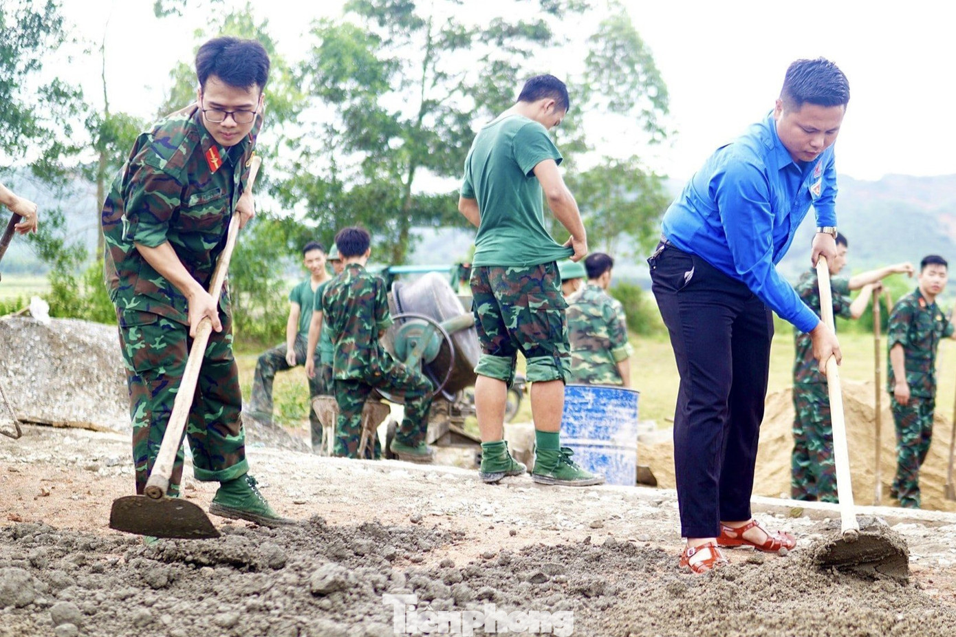 Hoạt động thể hiện tinh thần xung kích, tình nguyện trong việc chung tay xây dựng nông thôn mới.