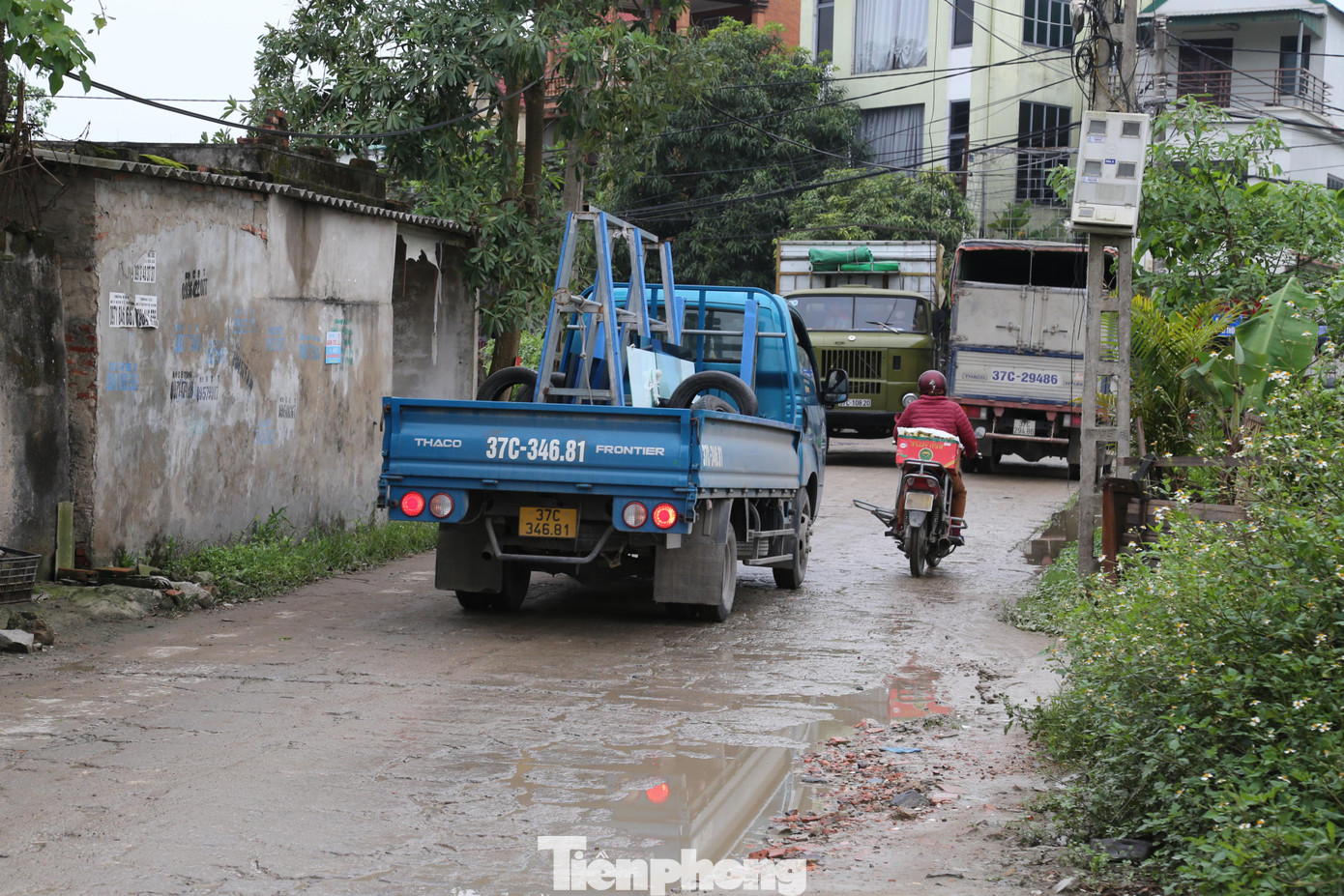 Các xe "né" nhau để qua đường