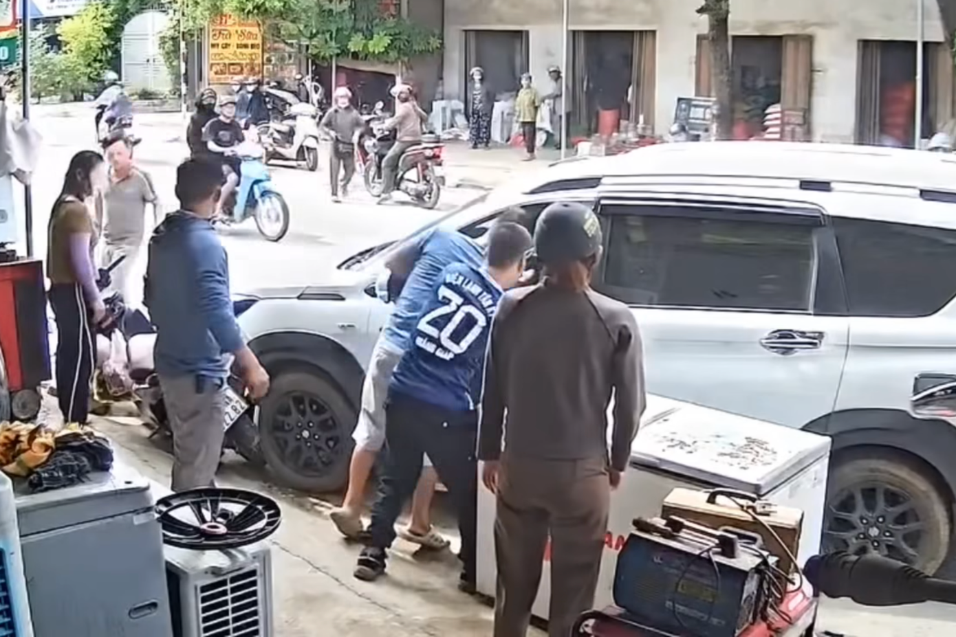 Anh Giáp cùng nhóm người giải cứu tài xế nghi bị đột quỵ trong xe ô tô