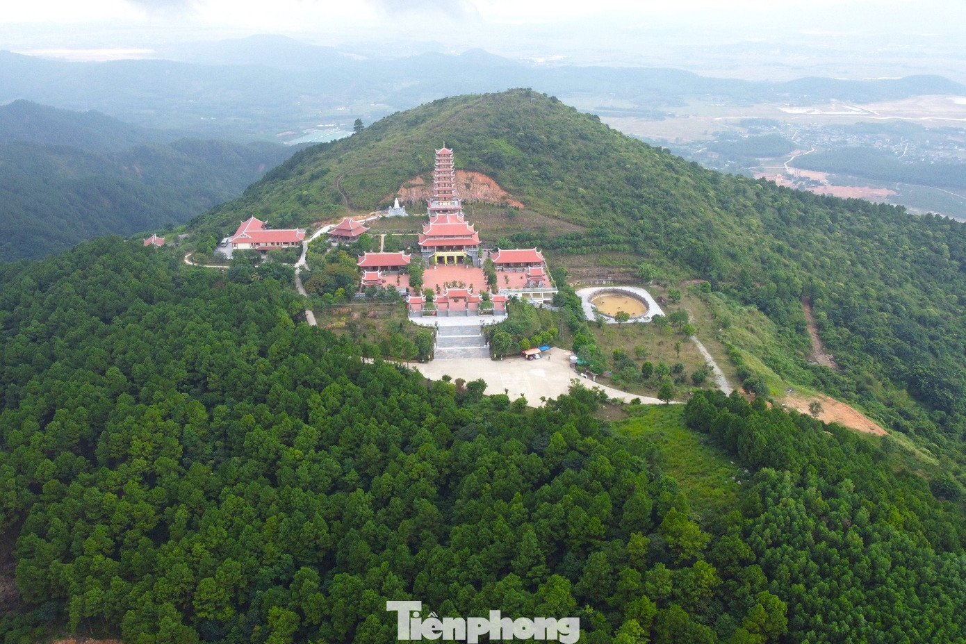 Tương truyền, chùa Đại Tuệ có từ thời vua Mai Hắc Đế. Đến thế kỷ XV, công trình được vua Hồ Quý Ly cất lại để thờ Phật Bà Đại Tuệ, người có công giúp nhà Hồ xây thành Đại Huệ làm căn cứ chống giặc. Trải qua thời gian, chùa Đại Tuệ chỉ còn lại 3 bức tường rêu phong và một mái nhà tranh. Năm 2011, công trình được khởi công xây dựng lại với 4 phần gồm chùa Trình, Hạ, Trung và Thượng. Công trình hoàn thành sau 4 năm xây dựng.