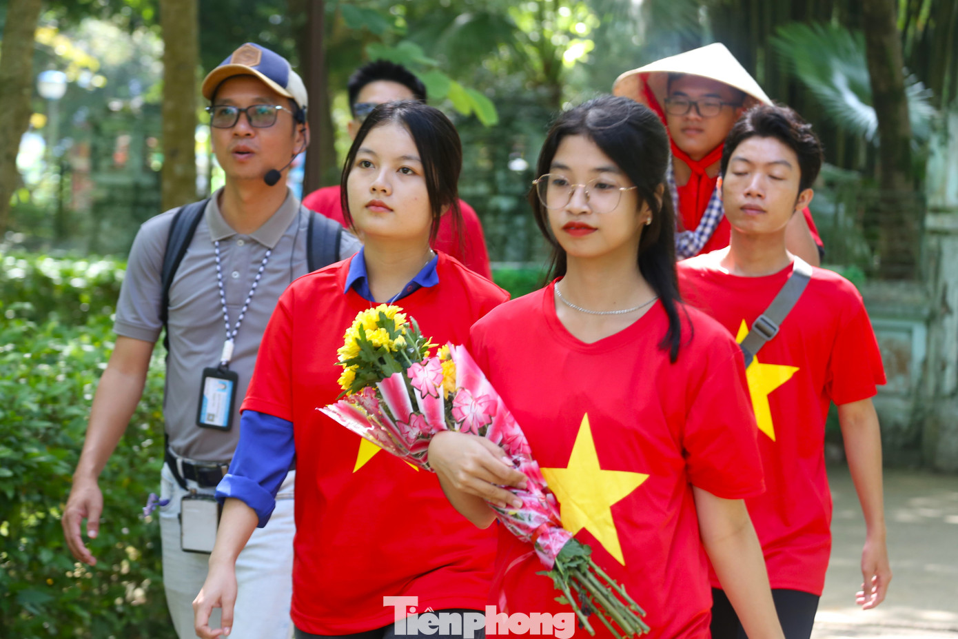 Du khách khắp mọi miền đất nước về thăm quê Bác với trang phục đặc biệt là chiếc áo đỏ sao vàng.