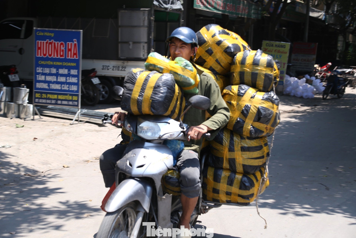 Lao động làm việc ngoài trời là những người cảm nhận và chịu ảnh hưởng rõ nhất bởi nắng nóng đến ngộp thở đầu mùa. Lao động làm việc ngoài trời là những người cảm nhận và chịu ảnh hưởng rõ nhất bởi nắng nóng đến ngộp thở đầu mùa.
