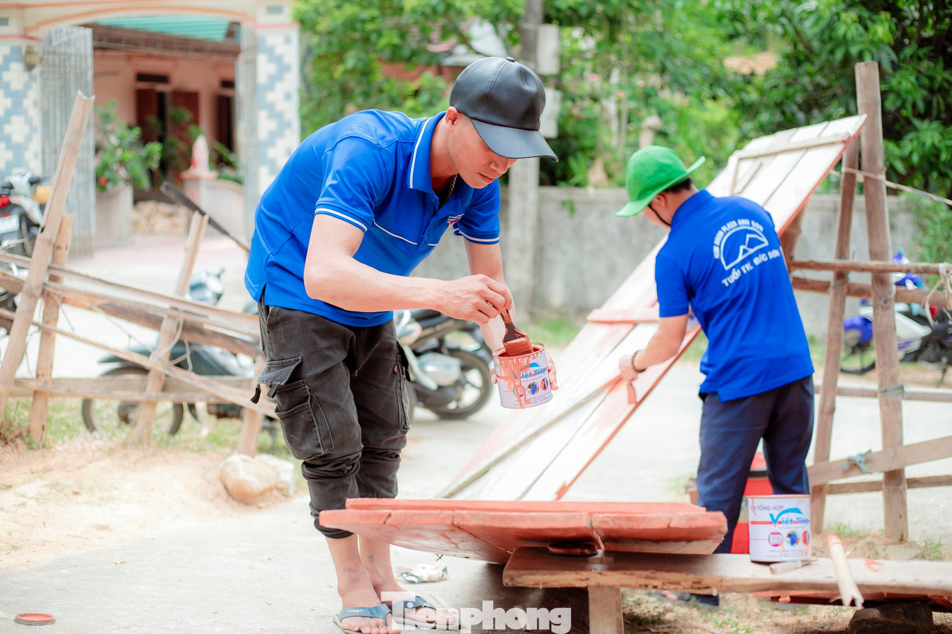 Thanh niên sơn lại cánh cửa cho nhà bà Triêm