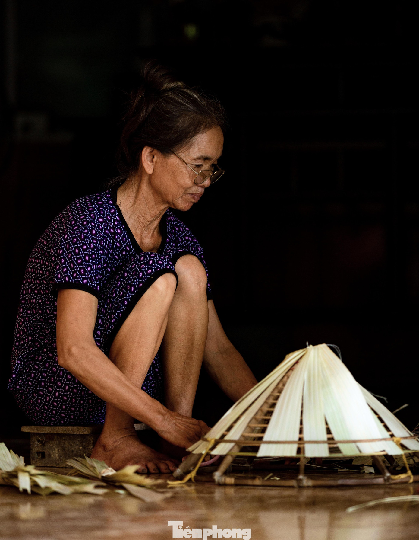 Vành nón được làm bằng thân tre, nứa được chẻ, chuốt nhẵn thín rồi uốn thành các vòng tròn có đường kính to nhỏ khác nhau. Vành nón to nhất có đường kính rộng khoảng 50 cm, cái tiếp theo nhỏ dần. Tất các các vòng trong được xếp nối tiếp đều nhau trên một cái khuôn hình chóp.