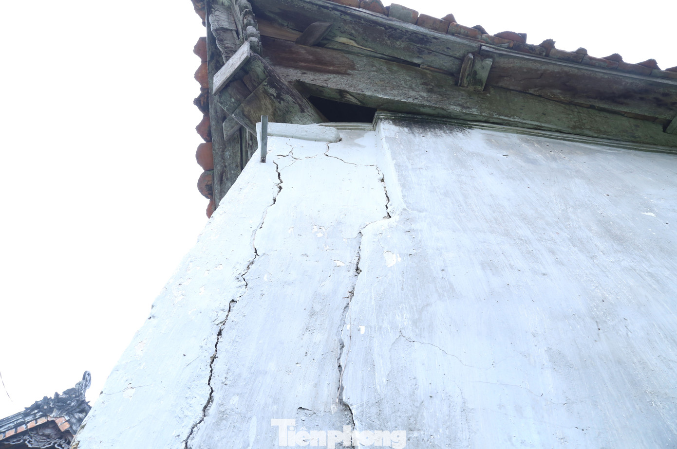 Tường nhà xuất hiện nhiều vết nứt kéo dài