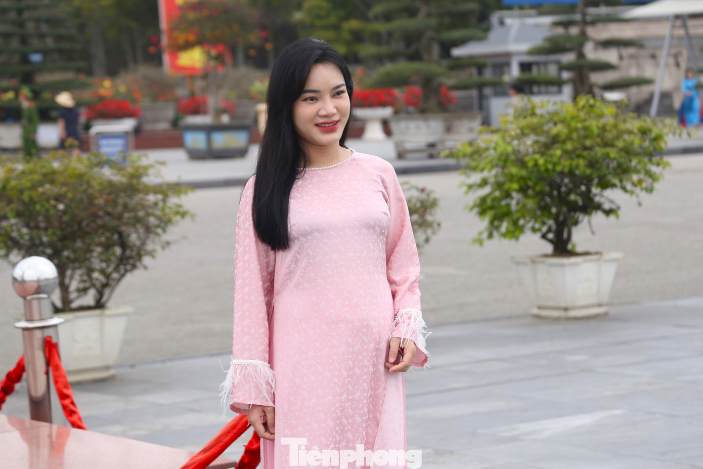 Người phụ nữ đẹp, duyên dáng, thanh lịch hơn khi mặc áo dài.