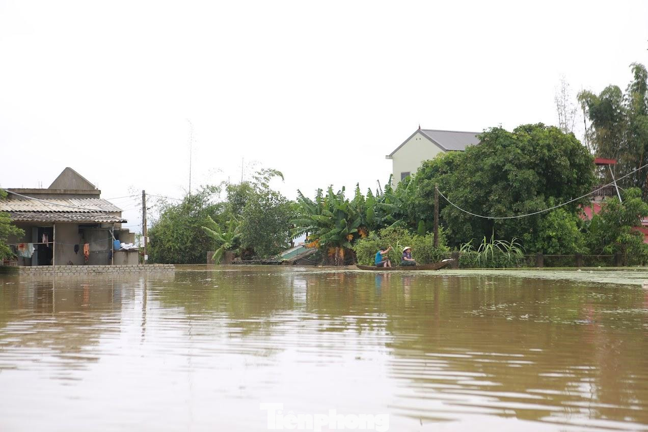 Do ảnh hưởng của hoàn lưu bão số 4, từ ngày 28 đến 30/9, nhiều địa phương ở Nghệ An mưa lớn, lượng mưa đo được từ 200-600 mm. Từ chiều tối 30/9, nước sông Lam cuồn cuộn dâng cao, nhiều làng mạc chìm trong biển nước.