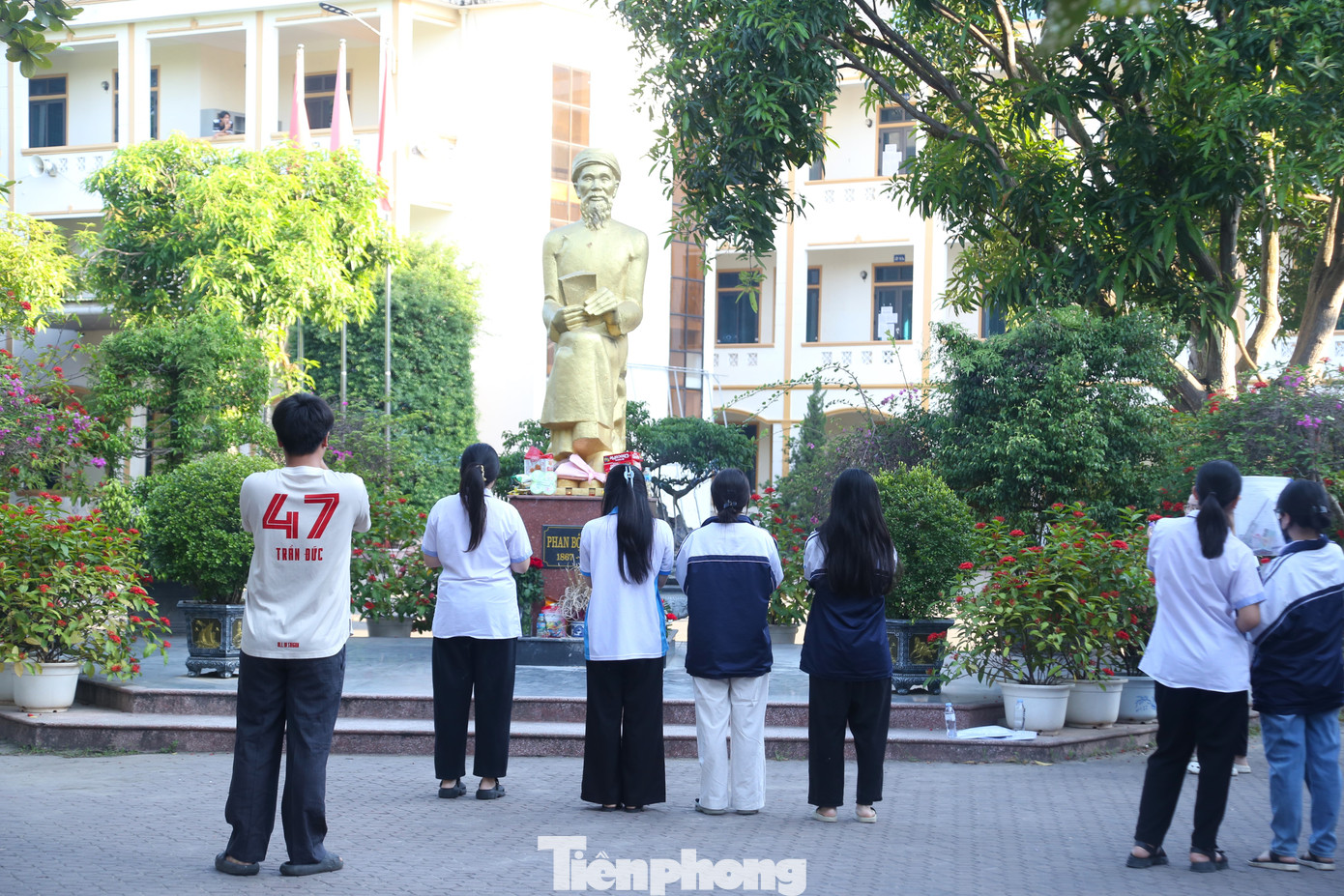 Trước khi vào phòng thi, nhiều thí sinh đã đến thắp hương trước tượng cụ Phan Bội Châu.